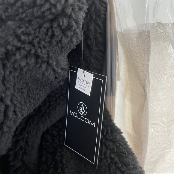 VOLCOM FUR COAT - Picture 7 of 9